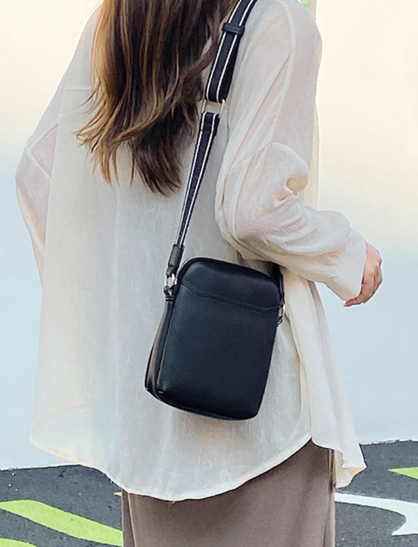 Bolso Minimalista Negro Ref. 1090