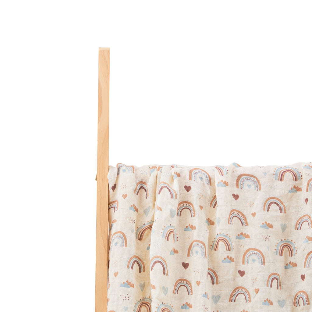 MUSELINA BEIGE ARCOIRIS, CORAZONES Y NUBES Ref. CB02